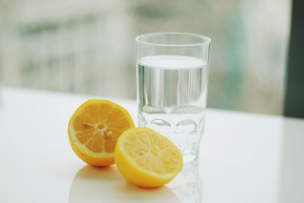 12 powodów dla których warto pić wodę z cytryną!