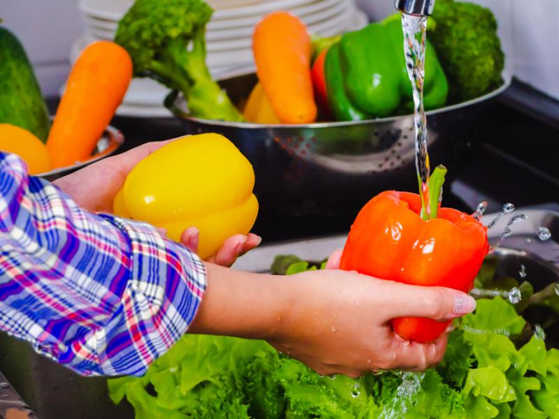 Jak całkowicie pozbyć się pestycydów z warzyw i owoców?