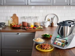 thermomix_in_ktichen_landscape-with-screen-720×720